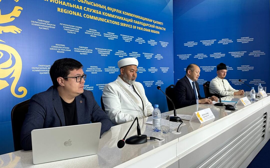 Павлодарлық священниктар мен имамдар католик шіркеуінің жанына ағаш көшеттерін отырғызады